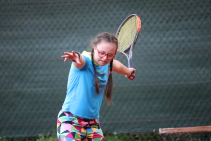 Madlenka je třináctiletá puberťačka, kromě toho ale skvěle a závodně lyžuje, hraje tenis a dělá atletiku.